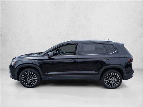 Used 2025 Volkswagen Taos SE w/ Panoramic Sunroof Package FWD image 8