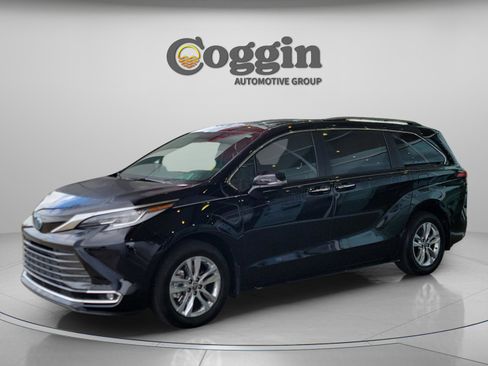 Used 2025 Toyota Sienna Limited image 1