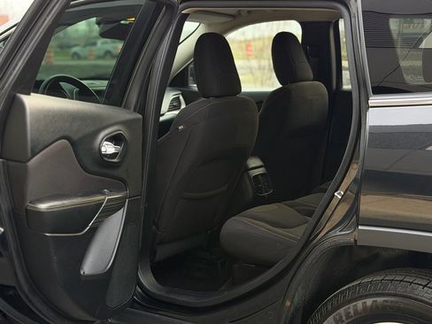 Used 2016 Jeep Cherokee Latitude w/ Cold Weather Group image 7