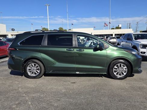 Used 2022 Toyota Sienna XLE image 4