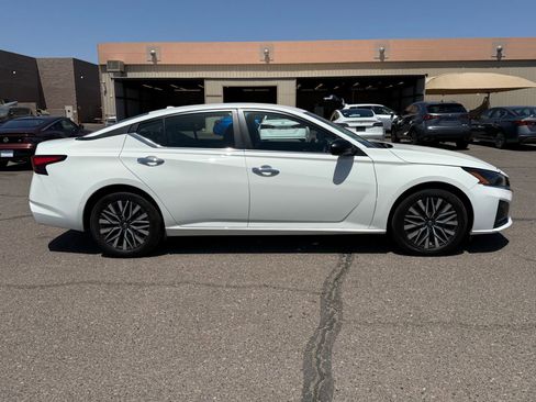 Used 2025 Nissan Altima 2.5 SV FWD image 4