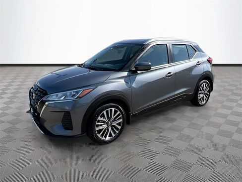 Used 2022 Nissan Kicks SV image 3