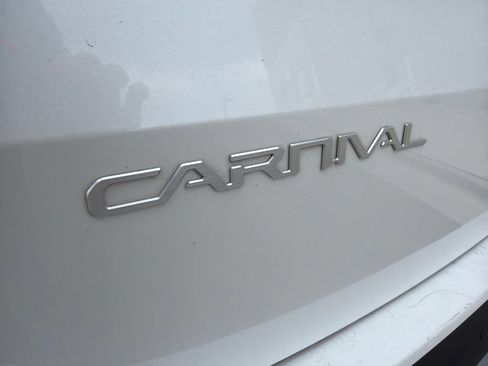 Certified 2024 Kia Carnival LX FWD image 4