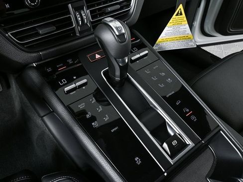 New 2025 Porsche Macan image 19