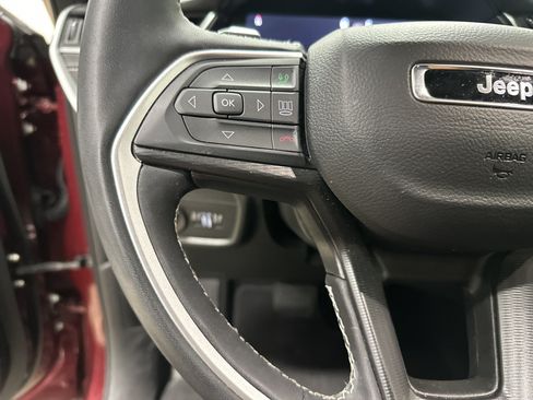 Used 2025 Jeep Grand Cherokee Altitude AWD/4WD image 21