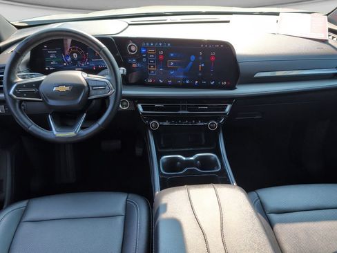 Used 2025 Chevrolet Traverse LT FWD image 16