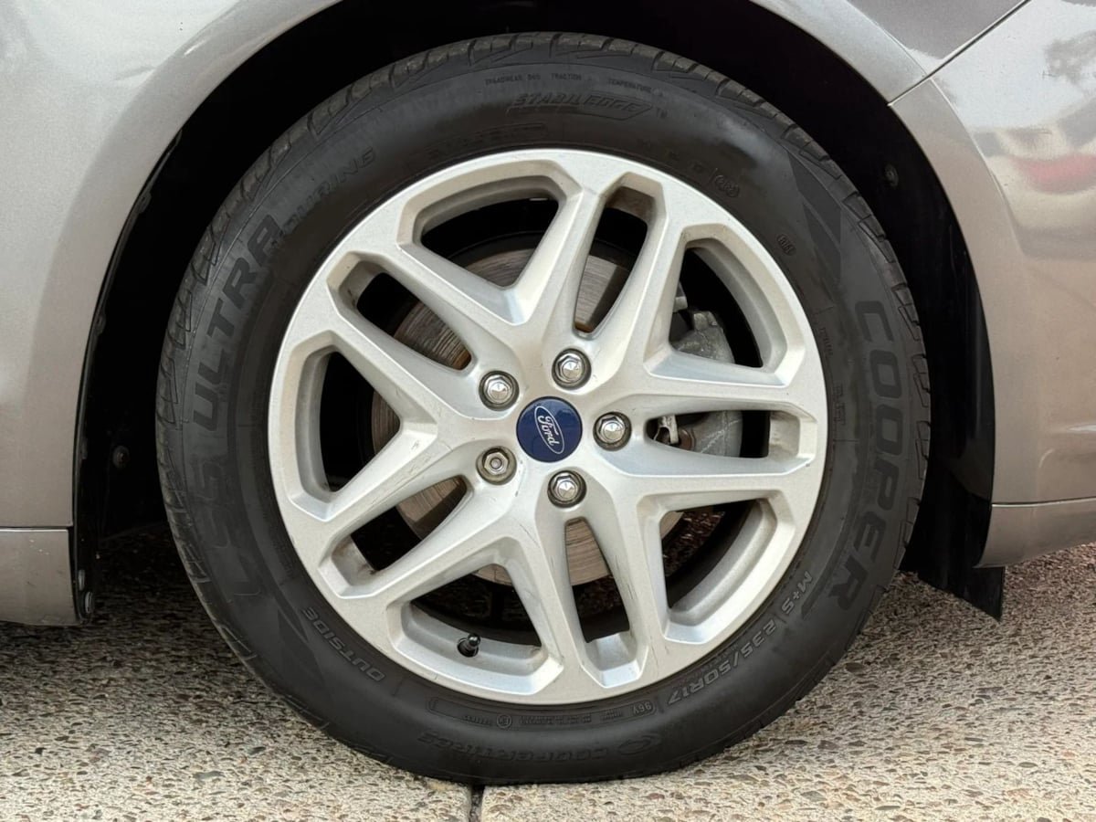 Used 2014 Ford Fusion SE FWD image 25