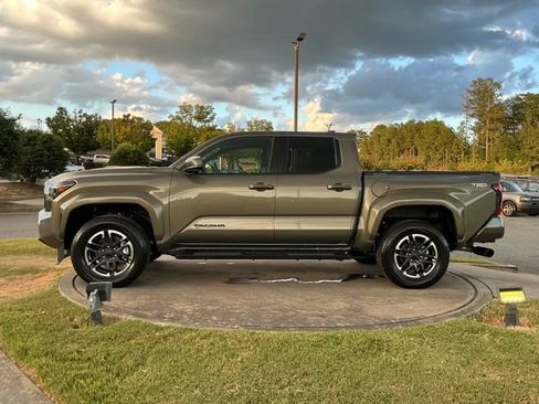 Used 2025 Toyota Tacoma TRD Sport AWD/4WD image 4