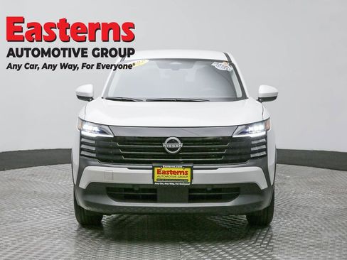 Used 2025 Nissan Kicks SV image 2