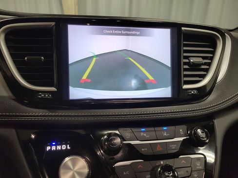 Used 2024 Chrysler Pacifica Touring FWD image 16