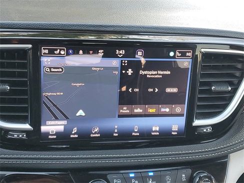 Used 2024 Chrysler Pacifica Limited w/ Uconnect Theater Family Group image 17