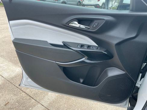 Used 2025 Chevrolet Trax LT w/ LT Convenience Package image 18