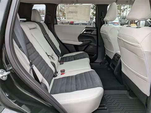 New 2025 Mitsubishi Outlander SE image 32