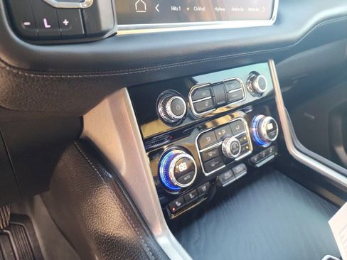 Used 2022 GMC Yukon Denali w/ Advanced Technology Package image 10