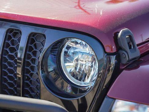 Used 2021 Jeep Gladiator Sport image 8