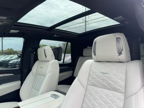Used 2025 Cadillac Escalade Sport Platinum w/ LPO, Floor Liner Package AWD/4WD image 9