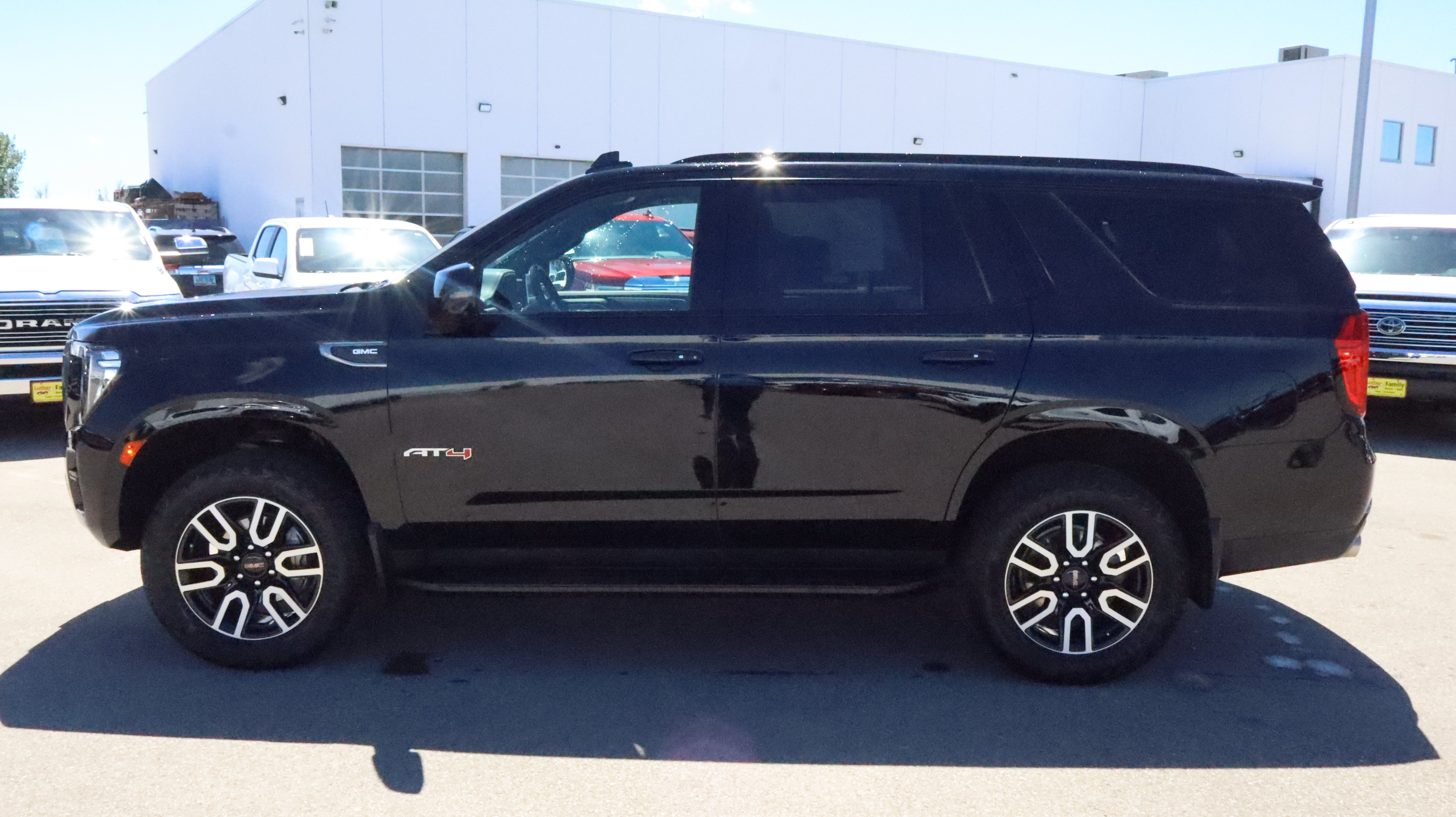 Used 2024 GMC Yukon AT4 AWD/4WD image 4