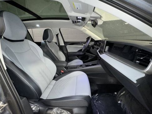 New 2026 Volkswagen Tiguan SE image 9