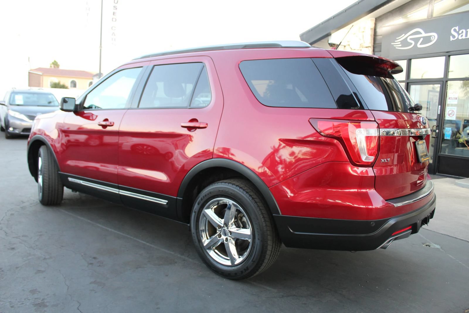 Used 2018 Ford Explorer XLT w/ Equipment Group 202A FWD image 3