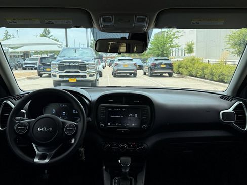 Used 2025 Kia Soul LX w/ LX Technology Package FWD image 32