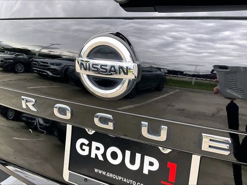 Used 2021 Nissan Rogue SV w/ Premium Package FWD image 9