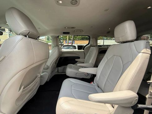 Used 2017 Chrysler Pacifica Touring-L w/ Tire & Wheel Group image 45