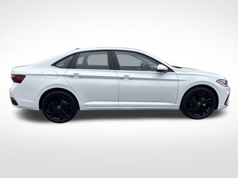 Certified 2025 Volkswagen Jetta SE w/ Sunroof Package image 7