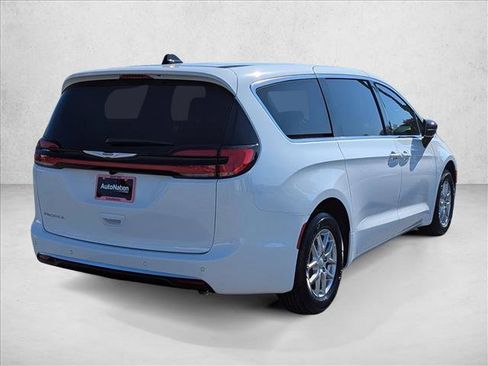 New 2026 Chrysler Pacifica Select FWD image 5