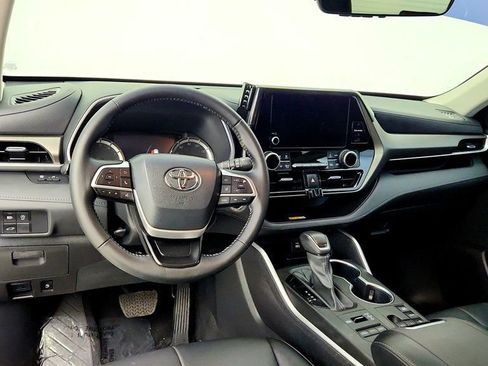 Used 2023 Toyota Highlander AWD image 13