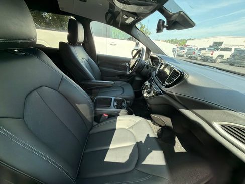Used 2025 Chrysler Pacifica Select FWD image 5
