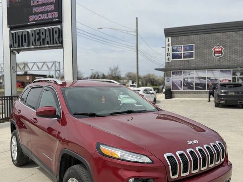 Used 2017 Jeep Cherokee Latitude w/ Cold Weather Group AWD/4WD image 1