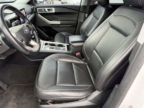 Used 2021 Ford Explorer XLT w/ Equipment Group 202A image 8