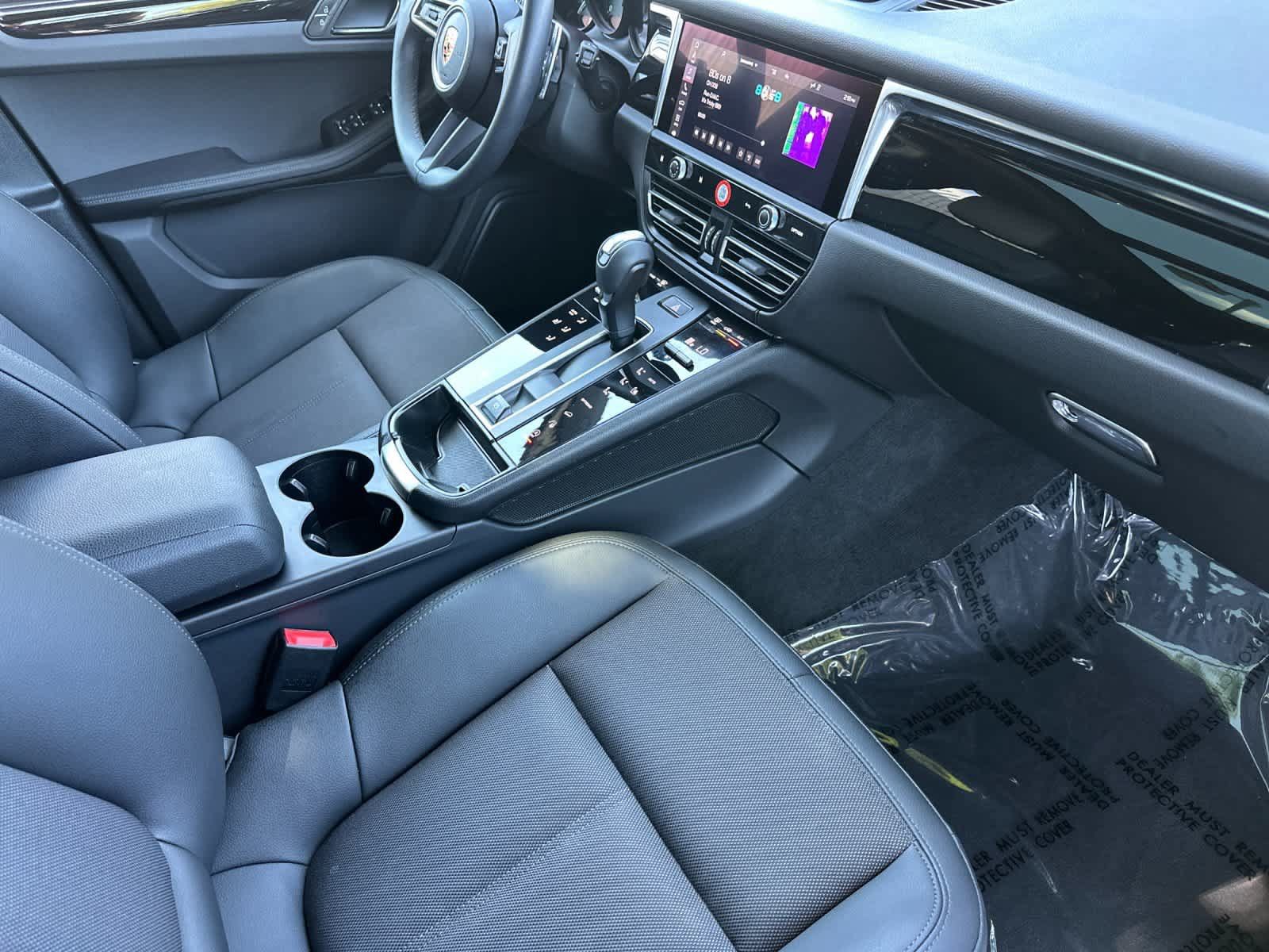 Certified 2025 Porsche Macan AWD/4WD image 17