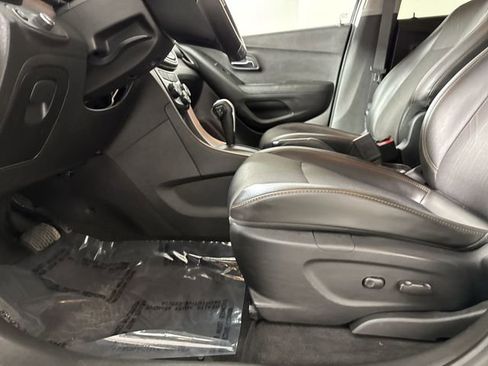 Used 2018 Chevrolet Trax LT w/ LT Convenience Package image 21