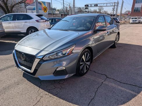 Used 2022 Nissan Altima 2.5 SV image 1