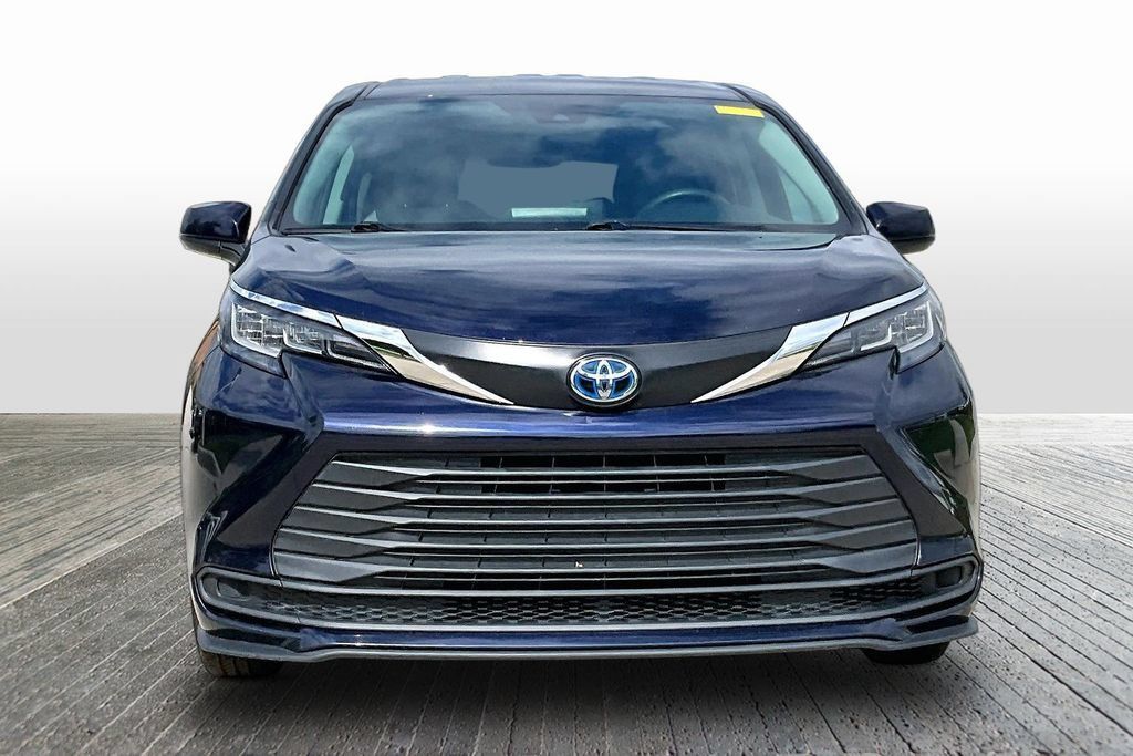 Used 2022 Toyota Sienna LE FWD image 2