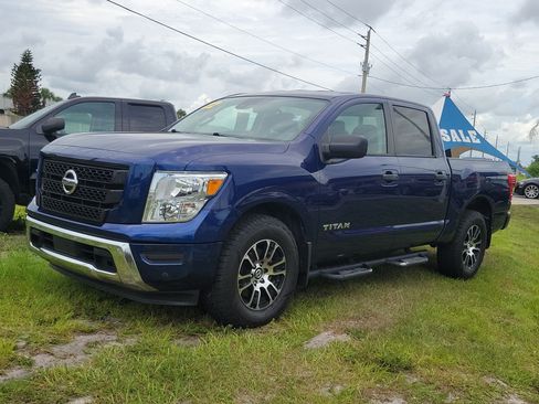 Used 2022 Nissan Titan SV w/ SV Convenience Package RWD image 2