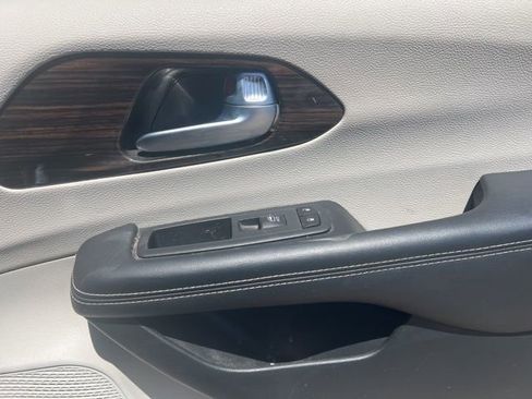Used 2023 Chrysler Pacifica Limited image 38