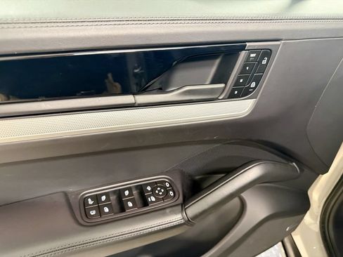 Certified 2025 Porsche Cayenne E-Hybrid AWD/4WD image 19