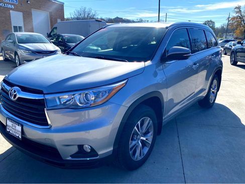 Used 2015 Toyota Highlander XLE image 2