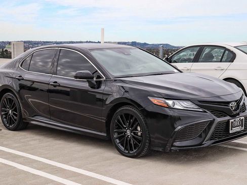 Used 2023 Toyota Camry XSE image 3