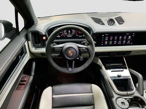 Certified 2024 Porsche Cayenne AWD/4WD image 25