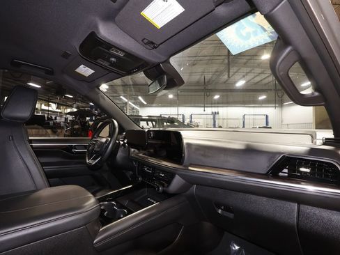 Used 2025 Chevrolet Suburban Z71 AWD/4WD image 28