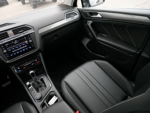 Used 2024 Volkswagen Tiguan SE w/ MDO Package, Two-Row AWD/4WD image 11
