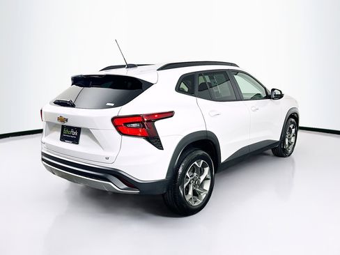 Used 2025 Chevrolet Trax LT w/ LT Convenience Package image 9