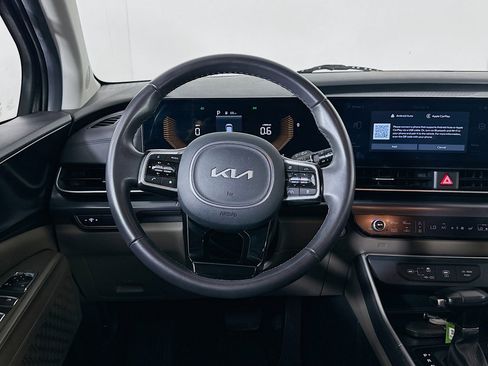 Used 2025 Kia Carnival FWD image 18