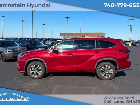 Used 2021 Toyota Highlander XLE AWD/4WD image 4