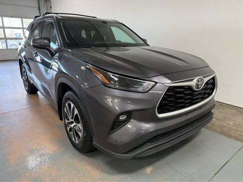 Used 2022 Toyota Highlander XLE AWD/4WD image 5