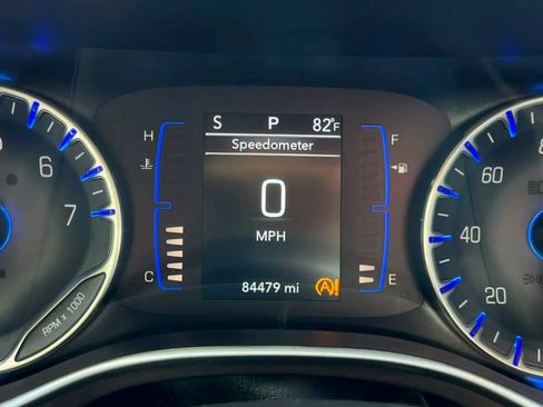 Used 2020 Chrysler Voyager L FWD image 28