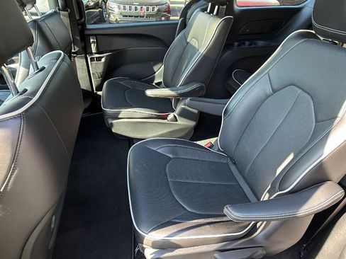 Used 2024 Chrysler Pacifica Premium FWD image 18